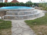 kamenný obklad kolem bazénu